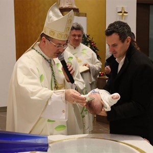 Biskup Šaško krstio osmo dijete obitelji Mećar u Župi Majke Božje Lurdske